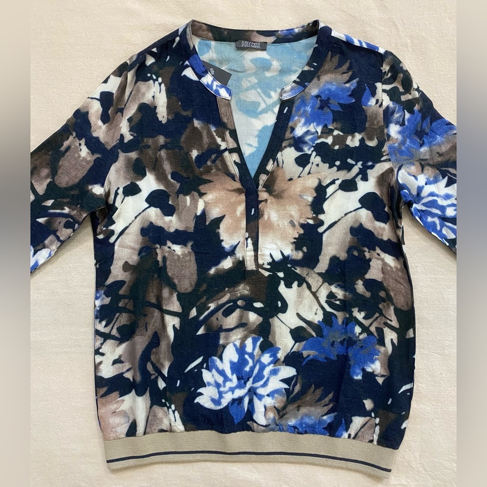 Dolcezza Simply Art Floral V-neck top   NWT